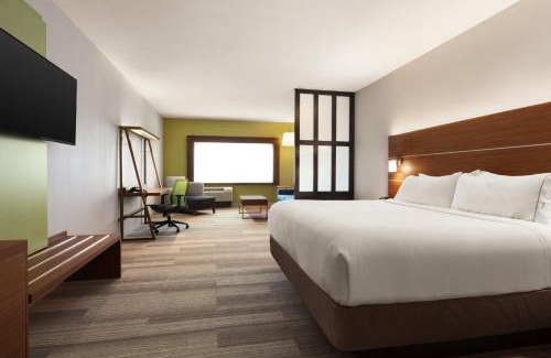 Edinburg Hotel | Holiday Inn Express & Suites Edinburg- Mcallen Area by IHG