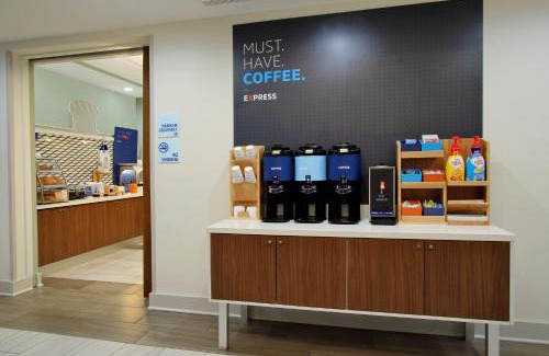 Edinburg Hotel | Holiday Inn Express & Suites Edinburg- Mcallen Area by IHG