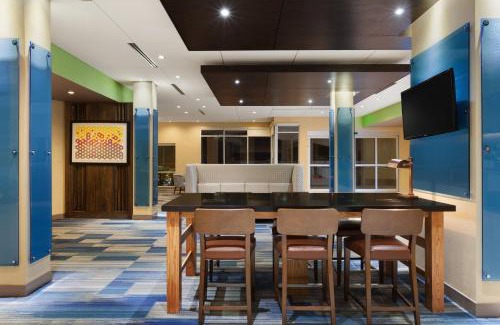 Edinburg Hotel | Holiday Inn Express & Suites Edinburg- Mcallen Area by IHG