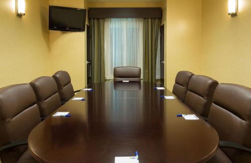 Moultrie Hotel | Holiday Inn Express & Suites Moultrie by IHG