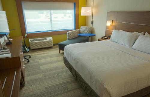 Boise Hotel | Holiday Inn Express & Suites Boise Airport by IHG