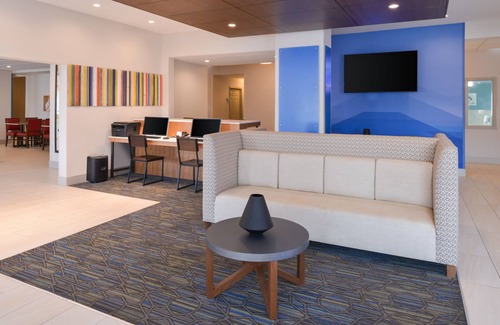 Omaha Hotel | Holiday Inn Express & Suites Omaha - 120th and Maple by IHG