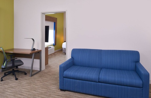 Omaha Hotel | Holiday Inn Express & Suites Omaha - 120th and Maple by IHG