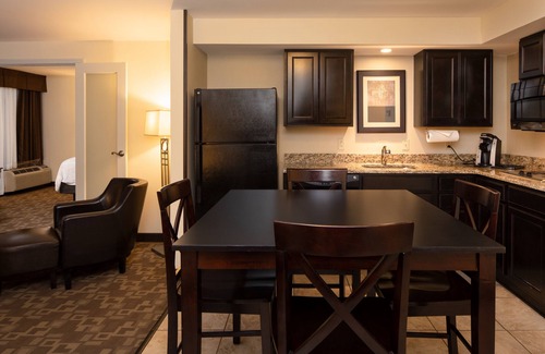 South Charleston Hotel | Holiday Inn Hotel & Suites Charleston West by IHG
