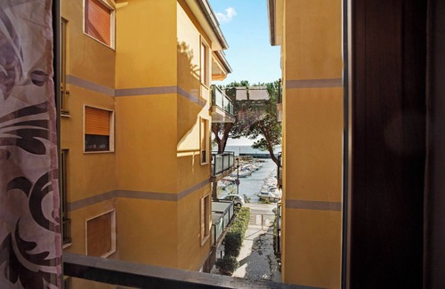 San Bartolomeo al Mare Apartment | Holiday Apartment Casa Laura Elena by the Beach with Wi-Fi