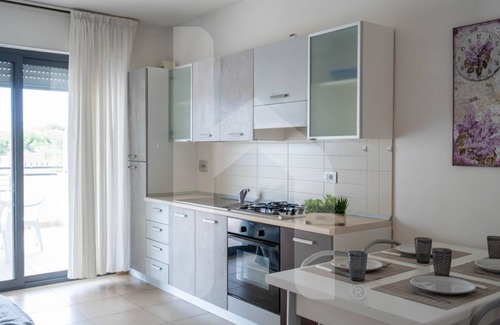 Pineto Apartment | Holiday Rendez Vous 30 - Second floor apartment with side sea view