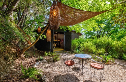 Saint-Paul-de-Vence Ski Chalet | Holiday treehouse "Bagheera" with Shared Pool, Private Terrace & Wi-Fi