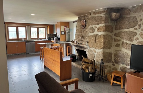 Cova Cottage | Holidayshome - Casa da Lage - Geres - River Views - WiFi - Pool
