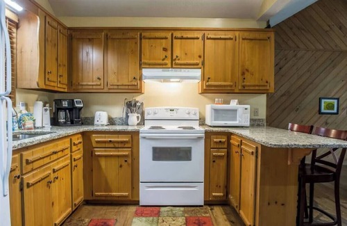 Blairsville House | Holly Cabin Creekside Calm