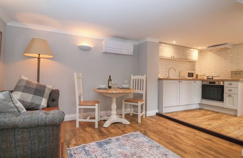Lavenham Cottage | HOLLY HOUSE STUDIO, pet friendly, with a garden in Lavenham