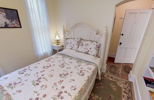 Nelsonville Bed & Breakfast | Holly Tree Room w/Clawfoot Bathtub in Historic Hyde House near Hocking Hills