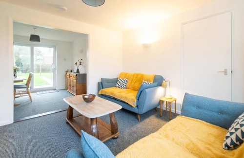 Leiston Cottage | Hollybobs - sleeps 5 guests in 3 bedrooms