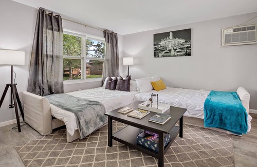 Aurora Apartment | Hollywood-Themed Apt in Aurora/WiFi/FreeParking/75"TV/AppleTV/YouTubeTV