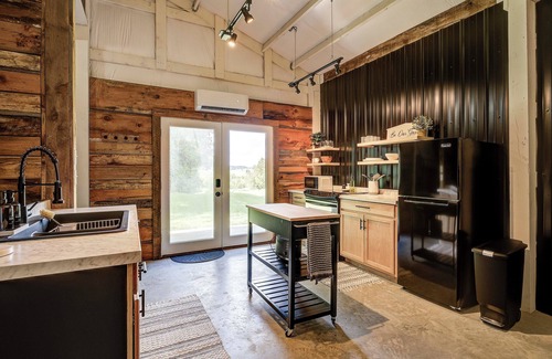 Bluff City House | Holston View HideawaynSpacious secluded Barn minutes from South Holston River.