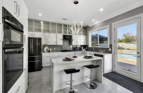 East Whittier House | HOME 20 MINS AWAY FROM DISNEY! 5 BEDS/5 FULL BATHS WITH GUESTHOUSE
