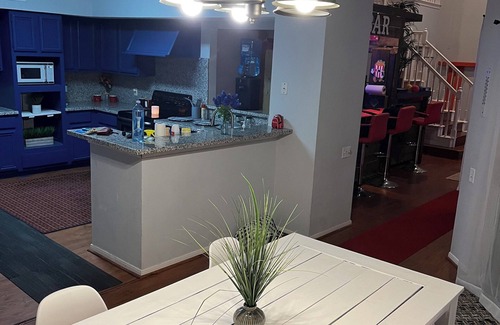 Houston House | Home 29 Is Unique, Spacious, Vibrant & Very Relaxing. It Has A Jet Tub & Bar.