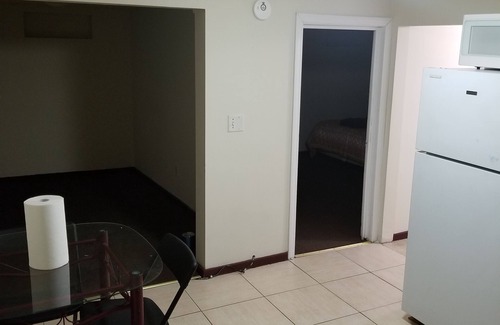 Randolph Apartment | Home away from home. 12 Mins from shopping Mall.