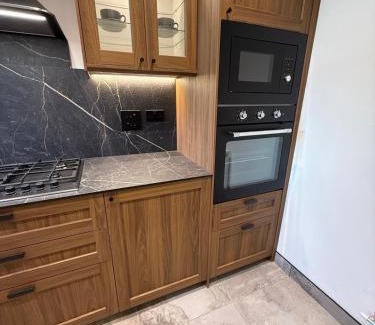 Glasgow Apartment | Home away from home in Glasgow - Free Street Parking