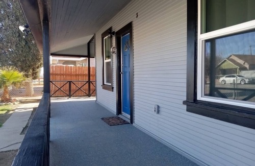 Mojave House | Home away from home in Mojave With parking space in the driveway