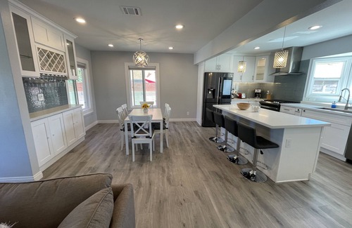 Anaheim Colony Historic District House | Home for Vacations near California Disneyland.