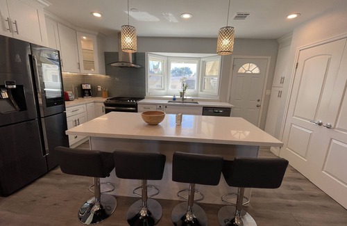 Anaheim Colony Historic District House | Home for Vacations near California Disneyland.