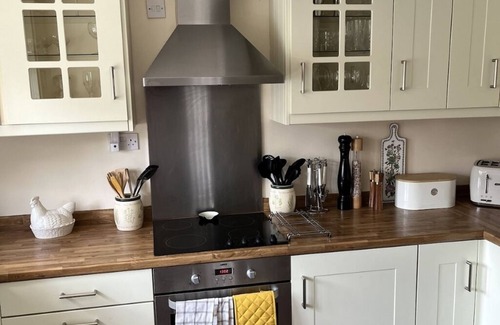Goodworth Clatford Cottage | Home from home - classic country cottage with all amenities in peaceful villagen