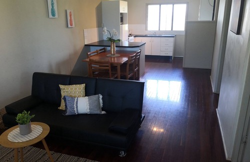 Hyde Park Apartment | Home Home at Haymarket 2BR AC close to Stadium/Mater Hospital and Day Surgery