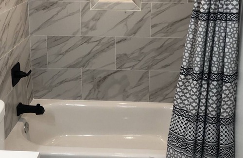 Kenner - Louis Armstrong International Airport House | Home in a quiet safe neighborhood mins to Nola & Airport KING BED.