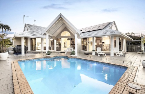 Broadbeach Waters House | Home in Broadbeach Waters