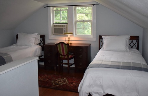 Hendersonville Other | Home in Hendersonville's Historic Lennox Park close to many fun activities.