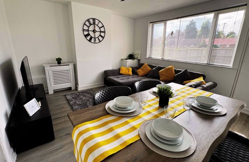 Northampton House | Home in Northampton 3 bed entire space with private drive parking