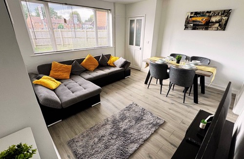 Northampton House | Home in Northampton 3 bed entire space with private drive parking