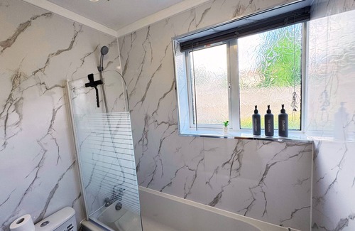 Northampton House | Home in Northampton 3 bed entire space with private drive parking