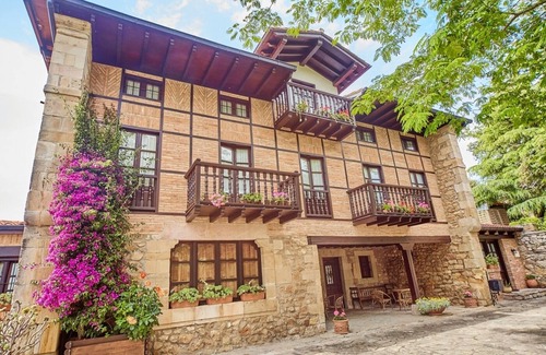 Orena Cottage | Home in Oreña · 8 bedrooms · 11 beds · 8 baths