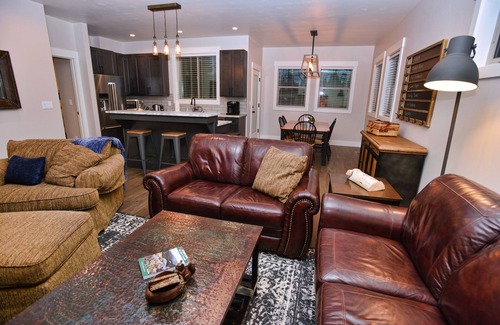 McCall House | Home on the Range - Premium Golf Course Home - Pet Friendly - Upgraded Finishes