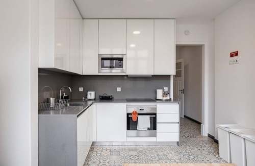 Sao Joao de Deus Apartment | Home Out 3E - 5 Bedroom Apartment with Parking