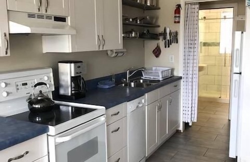 Isle of Palms Condo | Home Sweet Home 1 BR w Sleeper Sofa & Deck