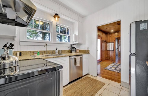 Arden House | Home + Tiny Home 15 mins to Asheville! Firepit-Hot tub-Dog Friendly-Games Galore