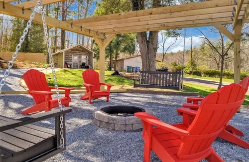 Arden House | Home + Tiny Home 15 mins to Asheville! Firepit-Hot tub-Dog Friendly-Games Galore