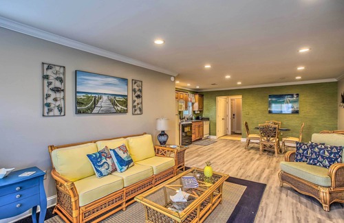 Garden City House | Home w/Deck: 1 Mi to Surfside Beach Access!