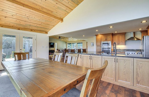 Stevenson House | Home w/Mtn Views & Hot Tub in Stevenson!