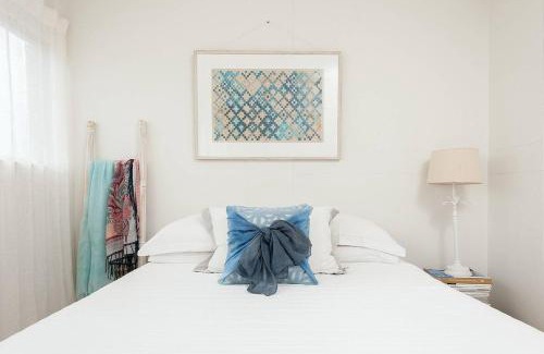 Elizabeth Bay Apartment | Home with a View with Pool and Roof Terrace Garden