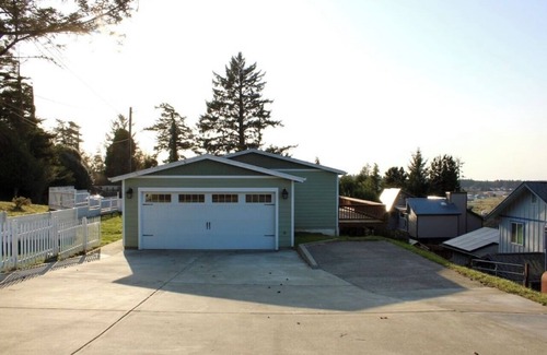 North Bend House | Home with arcade, 10 minutes to the dunes, 15 minutes to the beach