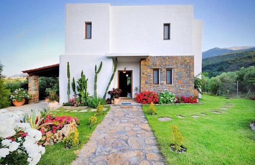 Pemonia House | Home with Garden & Pool for All