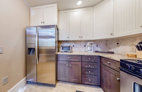 Proctorsville House | Home with private apartment, patio, fireplace, on-site pool, gym & tennis access