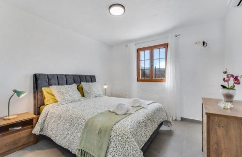 La Solana Ski Chalet | Home2Book Country Stay with Terrace BBQ