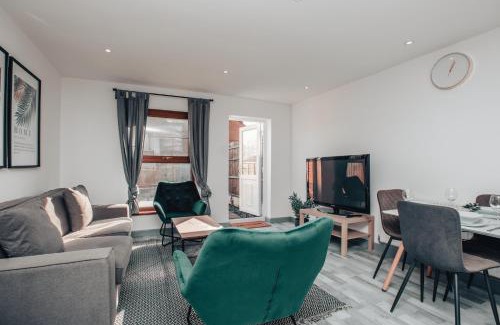 Tipton Apartment | HOMELY 3BD TOWNHOUSE w 2WCs 15MINS TO BHAM &WOLV