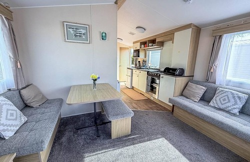 Louth House | Homely 4 berth caravan for hire in Lincolnshire at Sunnydale, ref 35122S