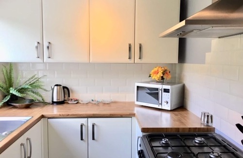 Cambridge House | Homely Birch Close House with Free Parking, Garden & Sleeps 8n