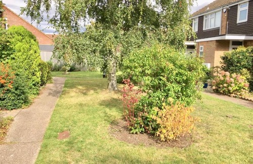 Cambridge House | Homely Birch Close House with Free Parking, Garden & Sleeps 8n